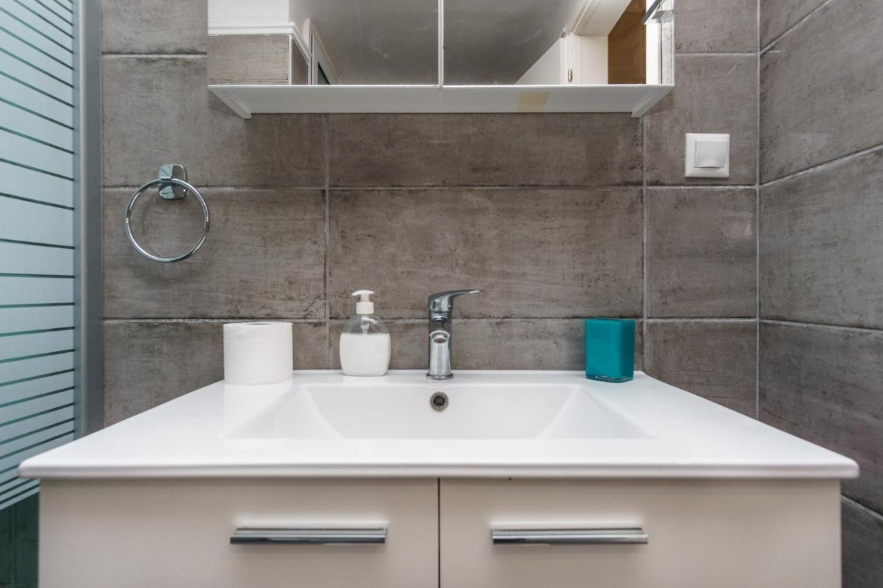 C.4 Red Rose #Colony_Central_Apartment Thessaloníki Ngoại thất bức ảnh