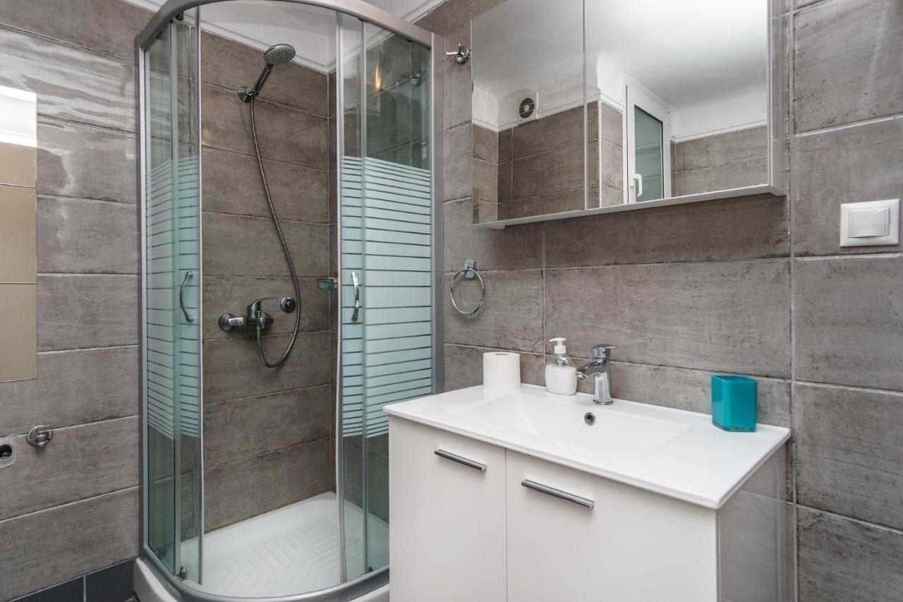 C.4 Red Rose #Colony_Central_Apartment Thessaloníki Ngoại thất bức ảnh